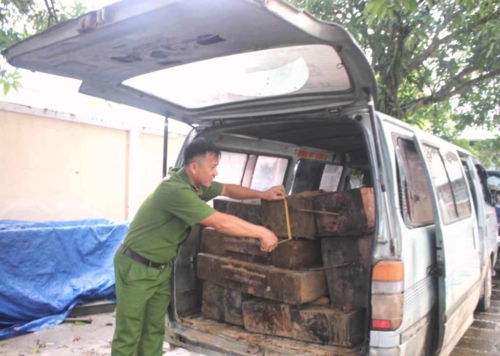 Quảng Nam: Xe ô tô gắn biển số giả, chở gỗ lậu - Hình 1