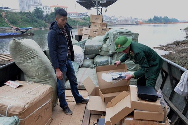 Quảng Ninh: Phát hiện đò sắt chở 4 tấn hàng hóa nhập lậu từ Trung Quốc về Việt Nam - Hình 1