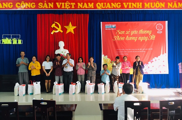 Kienlongbank trao tặng 8.450 phần quà Tết cho bà con khó khăn