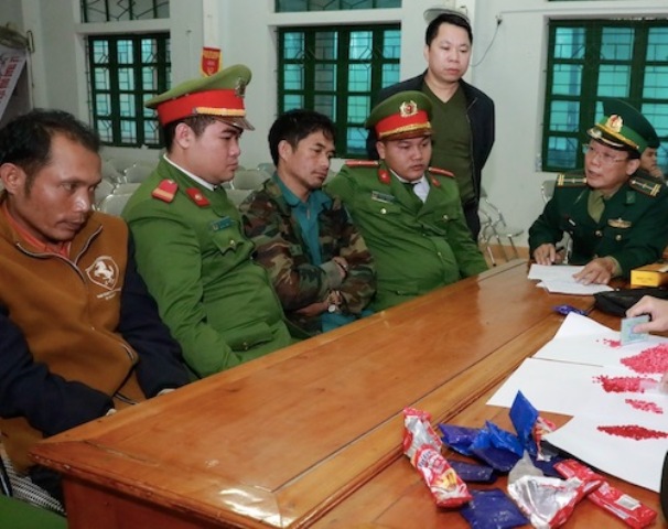 Hà Tĩnh: Bắt 2 đối tượng người Lào vận chuyển hơn 2.000 viên ma túy