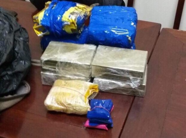 Nghệ An: Bắt đối tượng vận chuyển 8 bánh heroin, 4 kg ma túy đá - Hình 2