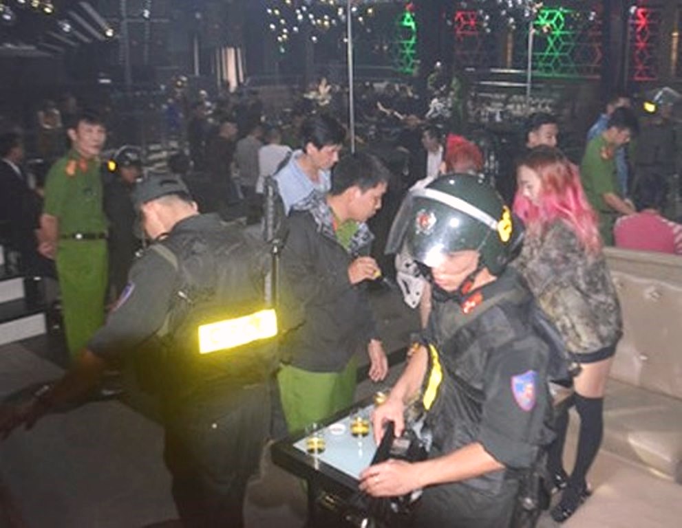 Quảng Ngãi: Đột kích vũ trường Oasis, phát hiện hơn 20 thanh niên “phê” ma túy - Hình 1
