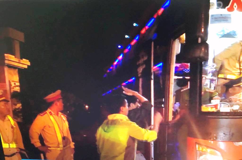 Đà Nẵng: Chặn xe chở quá số người quy định, tài xế có biểu hiện say bia rượu