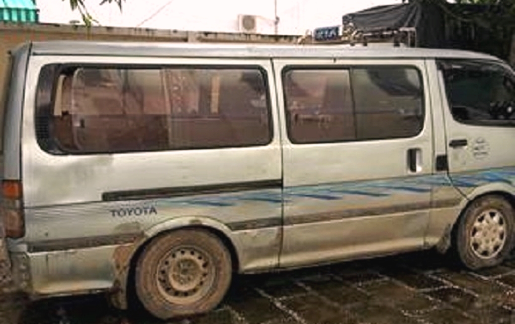 Quảng Nam: Bắt xe khách chở gỗ trái phép - Hình 1