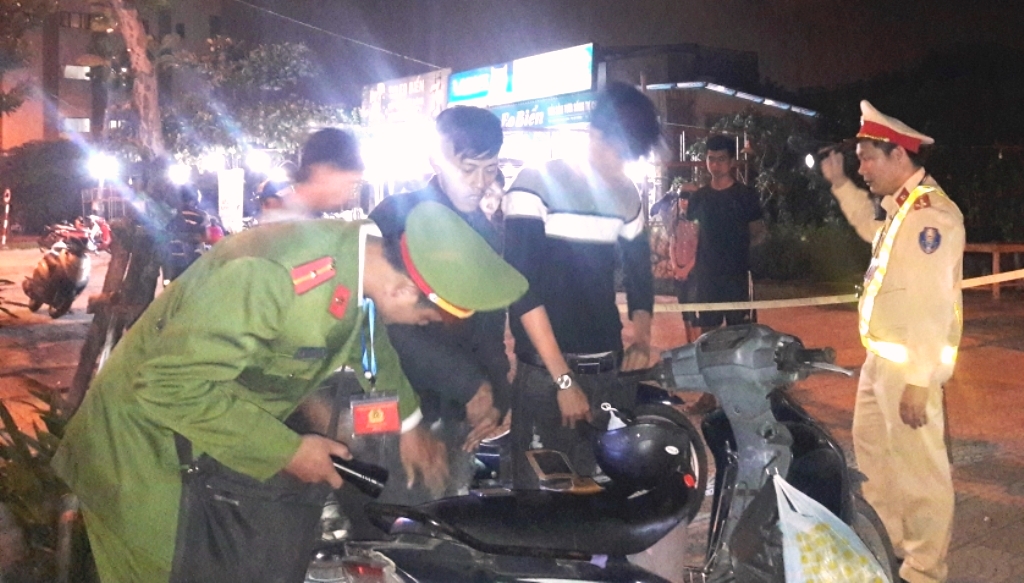 Đà Nẵng: Ra quân kiểm tra nồng độ cồn, ma túy đối với lái xe - Hình 2
