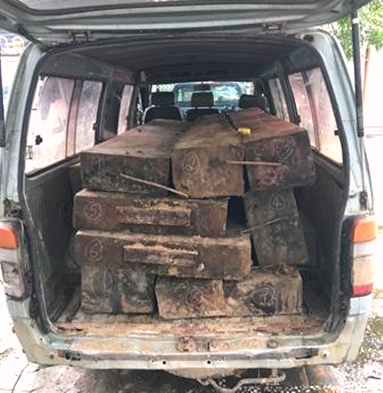 Quảng Nam: Bắt xe khách chở gỗ trái phép