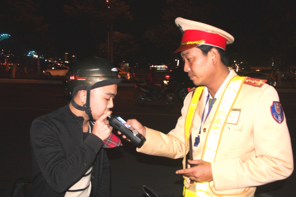 Đà Nẵng: Ra quân kiểm tra nồng độ cồn, ma túy đối với lái xe - Hình 1