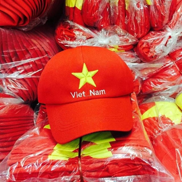 Đồ cổ vũ đắt như ‘tôm tươi’ trước trận đấu giữa ĐT Việt Nam & Nhật Bản - Hình 3