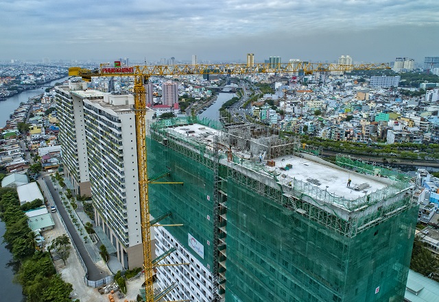 Cất nóc tháp C - Diamond Lotus Riverside: Bức tường xanh khổng lồ giữa lòng Sài Gòn hoa lệ - Hình 1
