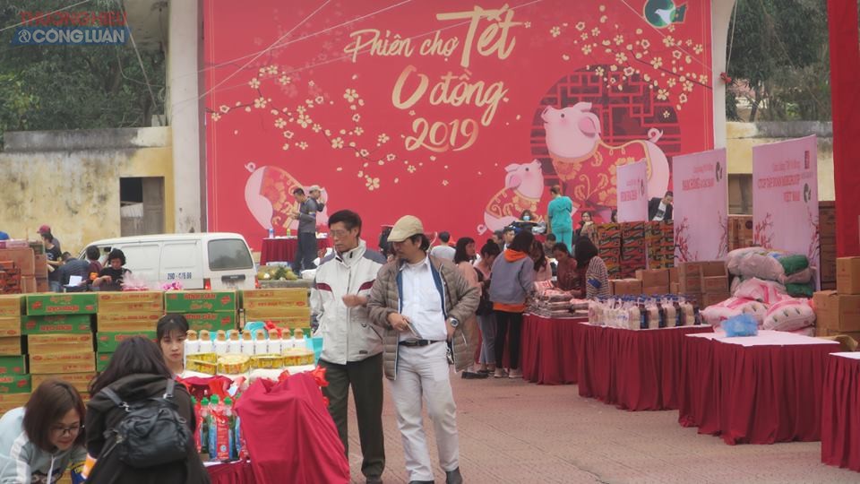 Hà Nội: Ấm áp phiên chợ Tết 0 đồng dành cho người nghèo 2019 - Hình 4