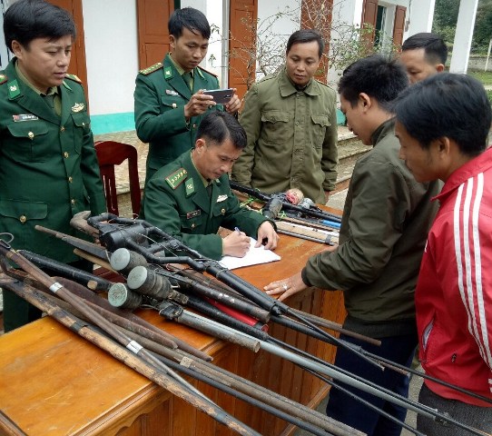 Nghệ An: Đồn Biên phòng Nậm Càn vận động thu hồi 37 khẩu súng tự chế - Hình 1