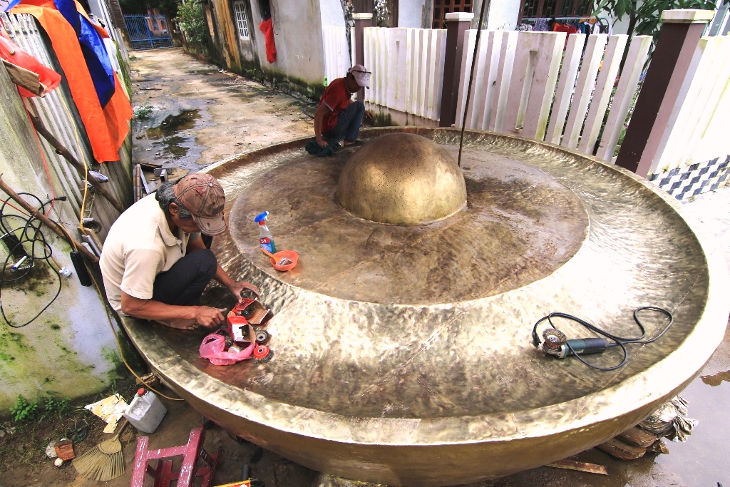 Quảng Nam: Nghệ nhân làng Phước Kiều chế tác chiêng đồng khổng lồ - Hình 1