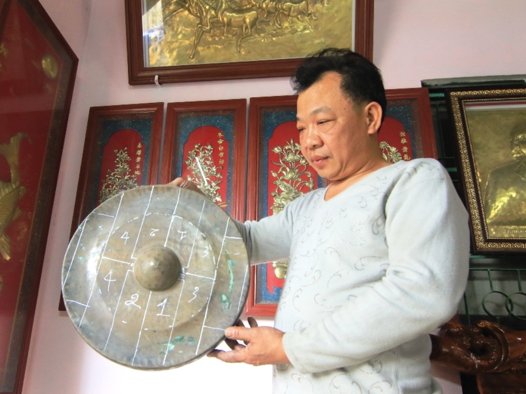 Quảng Nam: Nghệ nhân làng Phước Kiều chế tác chiêng đồng khổng lồ - Hình 2