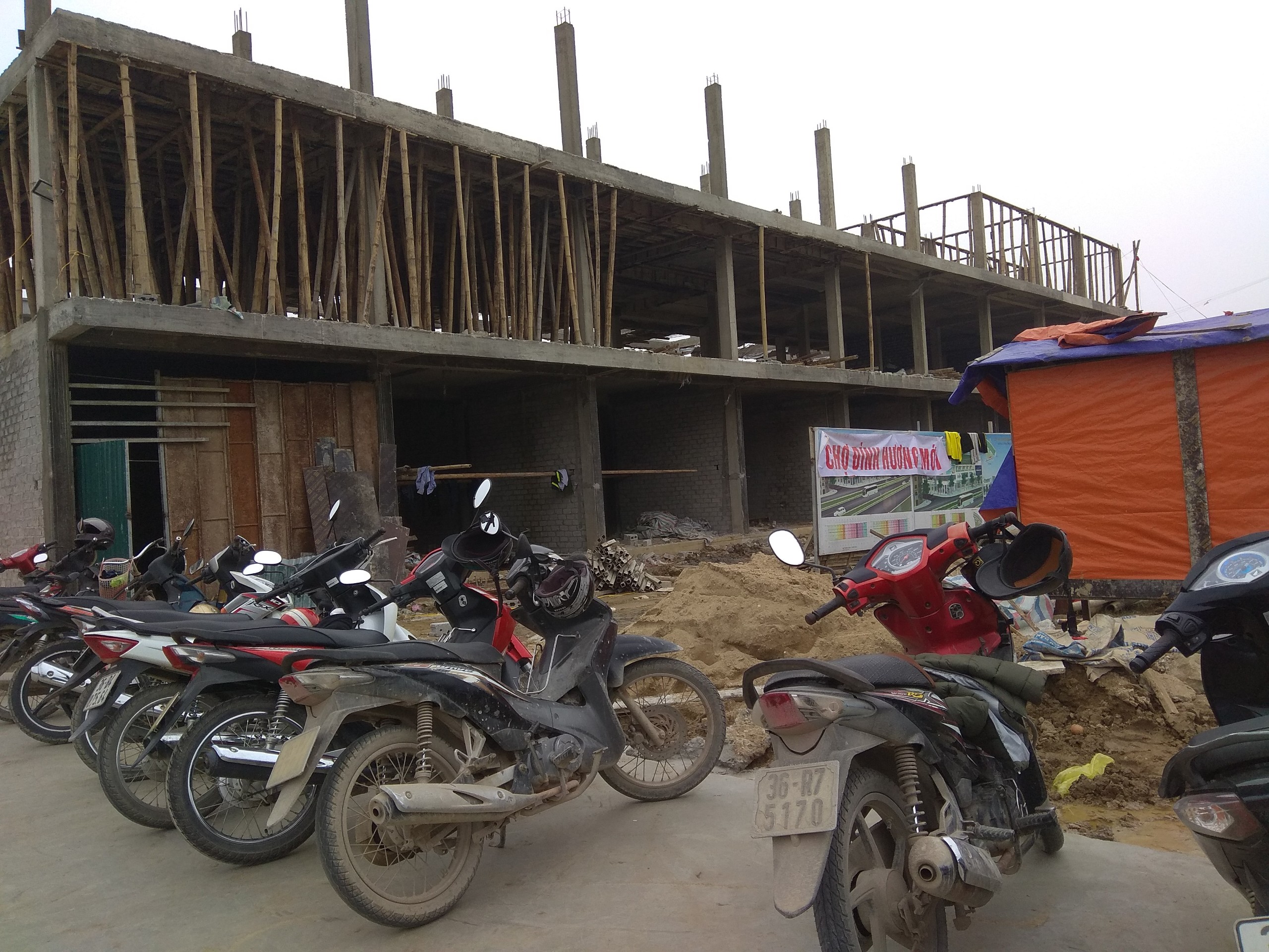 Chợ xây dang dở đã buôn bán tấp nập: Nhắc tới sai phạm của Công ty Đông Bắc cả Phường lẫn Thành phố đều e dè?