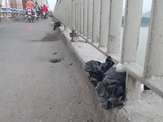 Nghệ An: Sông Lam “hứng trọn” rác thải ngày Táo Quân chầu trời - Hình 1