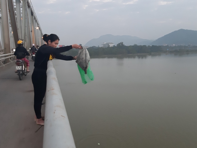 Nghệ An: Sông Lam “hứng trọn” rác thải ngày Táo Quân chầu trời