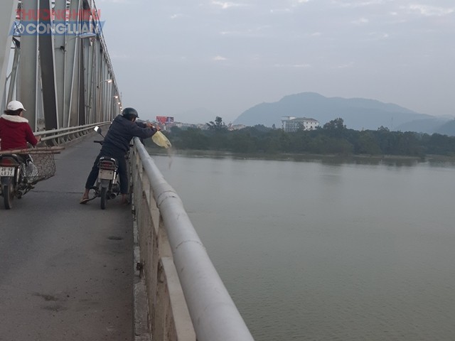 Nghệ An: Sông Lam “hứng trọn” rác thải ngày Táo Quân chầu trời - Hình 2