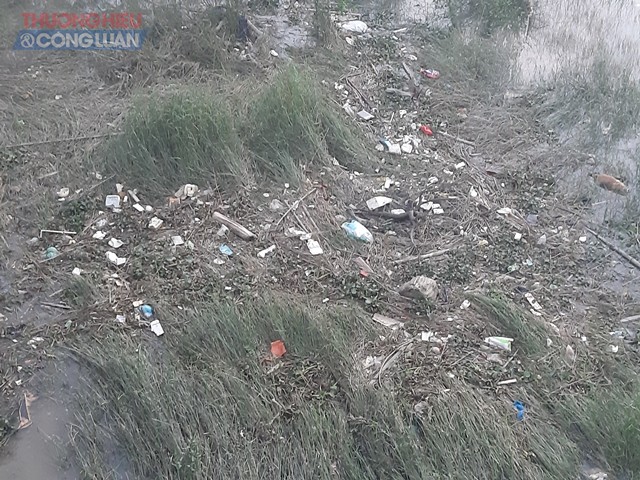 Nghệ An: Sông Lam “hứng trọn” rác thải ngày Táo Quân chầu trời - Hình 4