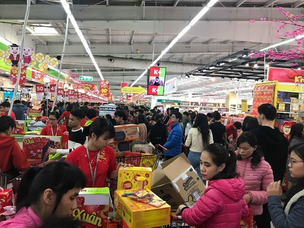 Cận Tết Nguyên đán: Siêu thị chật kín người, chen chúc mua sắm