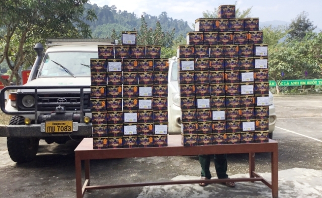 Nghệ An: Bắt 2 đối tượng “ôm” gần 100 hộp pháo lậu từ Lào về - Hình 1
