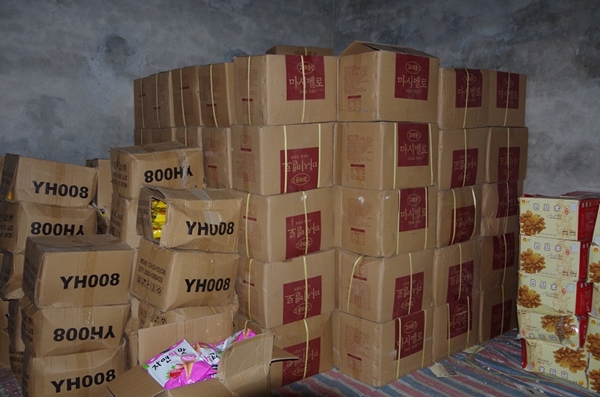 Hưng Yên: Tịch thu hơn 2 tấn bánh kẹo nhập lậu không rõ nguồn gốc - Hình 1
