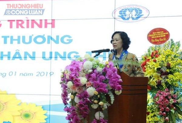 Đồng chí Trương Thị Mai thăm, tặng quà bệnh nhân ung thư tại BVĐK Phú Thọ - Hình 1