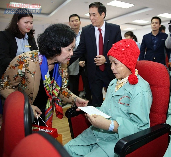 Đồng chí Trương Thị Mai thăm, tặng quà bệnh nhân ung thư tại BVĐK Phú Thọ - Hình 2