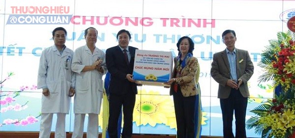 Đồng chí Trương Thị Mai thăm, tặng quà bệnh nhân ung thư tại BVĐK Phú Thọ - Hình 4