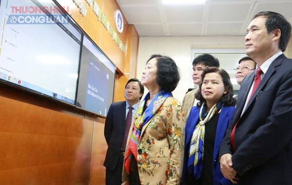 Đồng chí Trương Thị Mai thăm, tặng quà bệnh nhân ung thư tại BVĐK Phú Thọ - Hình 5