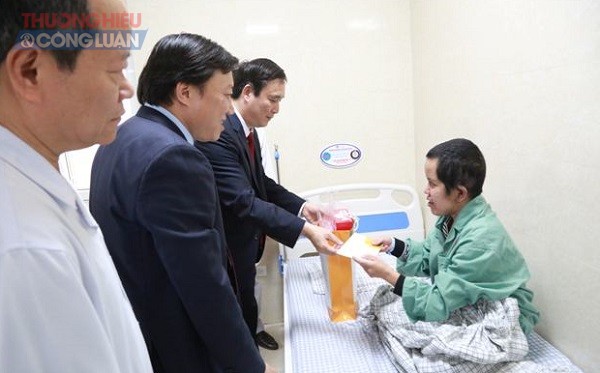 Đồng chí Trương Thị Mai thăm, tặng quà bệnh nhân ung thư tại BVĐK Phú Thọ - Hình 3