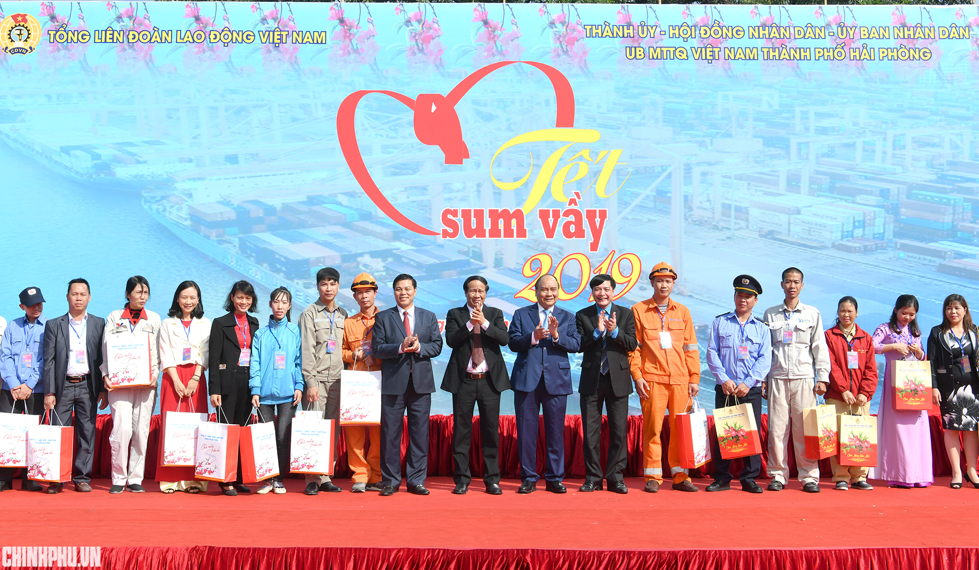 Thủ tướng Nguyễn Xuân Phúc trao 200 suất quà Tết cho công nhân tại Cảng Hải Phòng - Hình 2