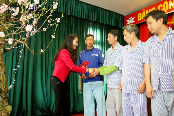 Công ty Long Hưng thăm và tặng quà Tết cho các bệnh nhân tại tỉnh Thái Bình - Hình 3