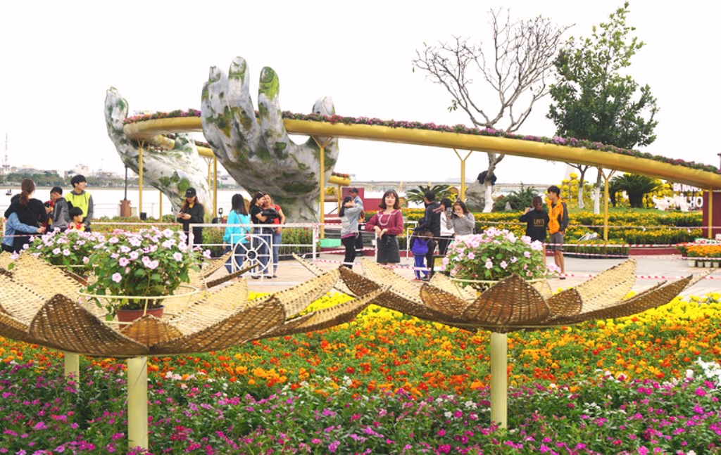 Sắc xuân bên bờ sông Hàn - Hình 1