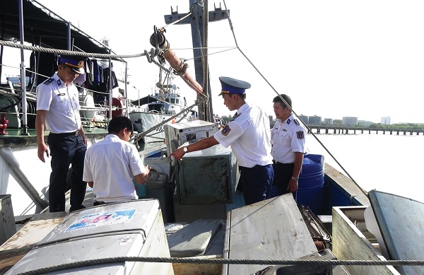 Cảnh sát biển phối hợp với các lực lượng hải quan, biên phòng, QLTT ngăn chặn buôn lậu - Hình 1