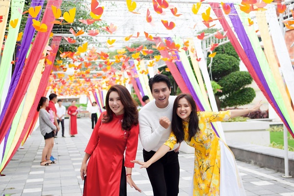 Giới trẻ xúng xính váy áo du xuân tại Sun World Danang Wonders - Hình 2