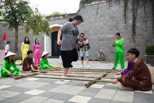 Giới trẻ xúng xính váy áo du xuân tại Sun World Danang Wonders - Hình 7