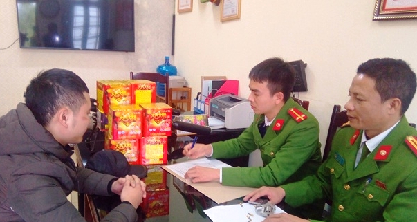 Thanh Hóa: Vận động người dân tự giác giao nộp pháo và súng quân dụng