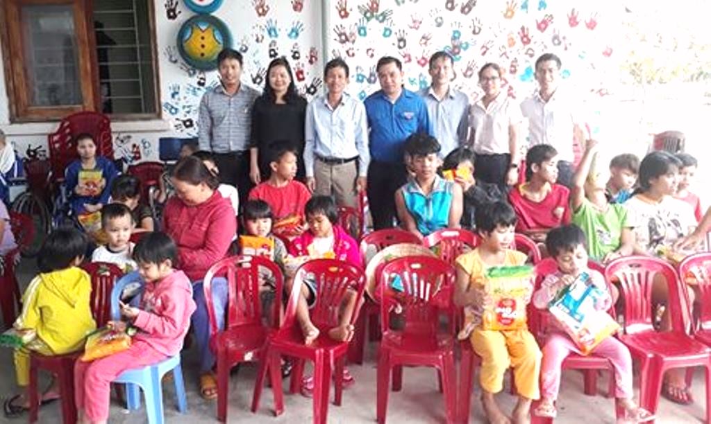 Quảng Nam: Tặng quà trẻ mồ côi, khuyết tật và đồng bào vùng cao