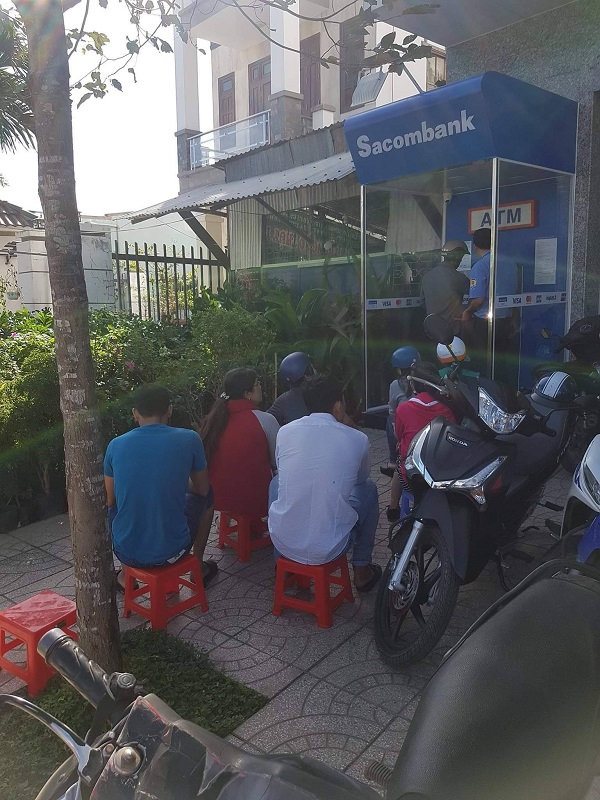 Hà Nội: Người dân xếp hàng dài chờ rút tiền từ cây ATM để về quê ăn Tết - Hình 2