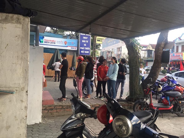 Hà Nội: Người dân xếp hàng dài chờ rút tiền từ cây ATM để về quê ăn Tết - Hình 5