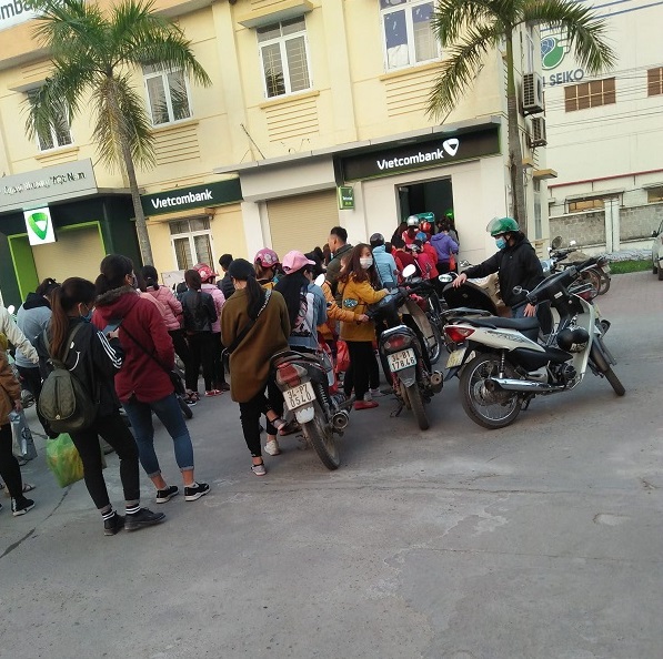 Hà Nội: Người dân xếp hàng dài chờ rút tiền từ cây ATM để về quê ăn Tết - Hình 3