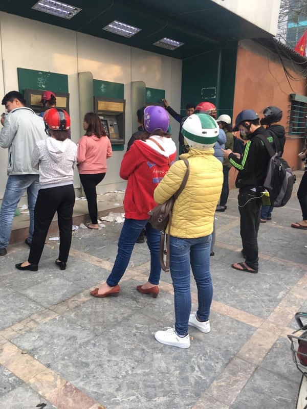 Hà Nội: Người dân xếp hàng dài chờ rút tiền từ cây ATM để về quê ăn Tết - Hình 4