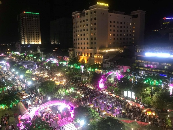 Người dân Thủ đô đổ về khu vực xung quanh Hồ Gươm chờ pháo hoa giao thừa