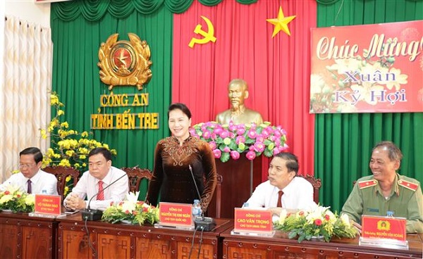 Chủ tịch Quốc hội Nguyễn Thị Kim Ngân chúc Tết Công an và Bộ Chỉ huy BĐBP tỉnh Bến Tre - Hình 1