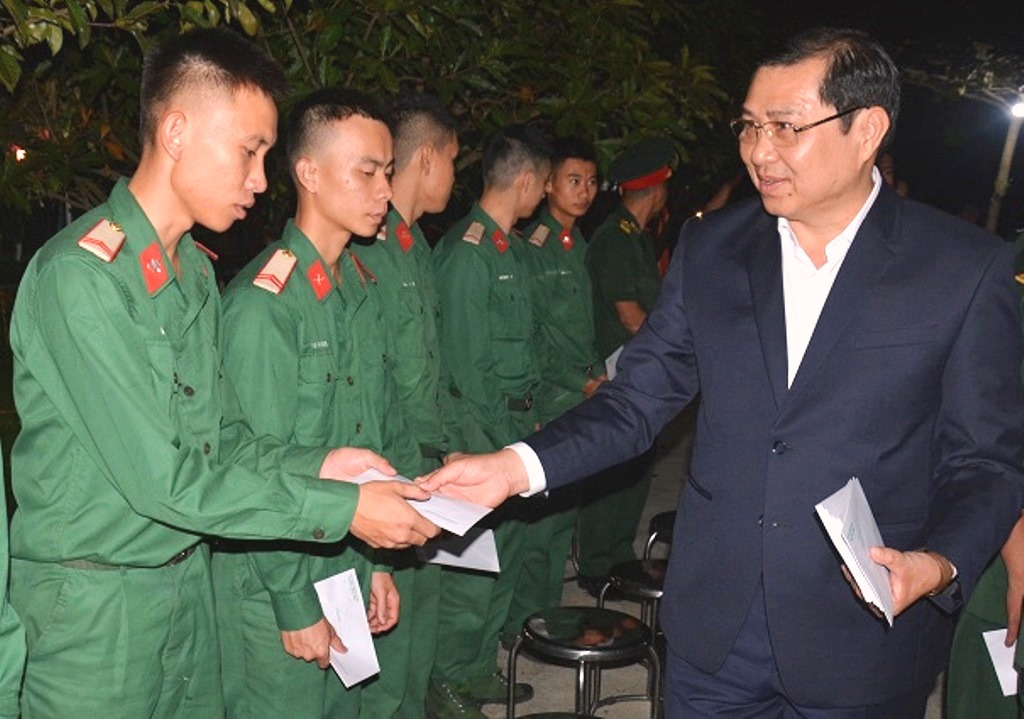 Đà Nẵng: Đêm Giao thừa, Chủ tịch thành phố thăm, chúc Tết các lực lượng sẵn sàng chiến đấu