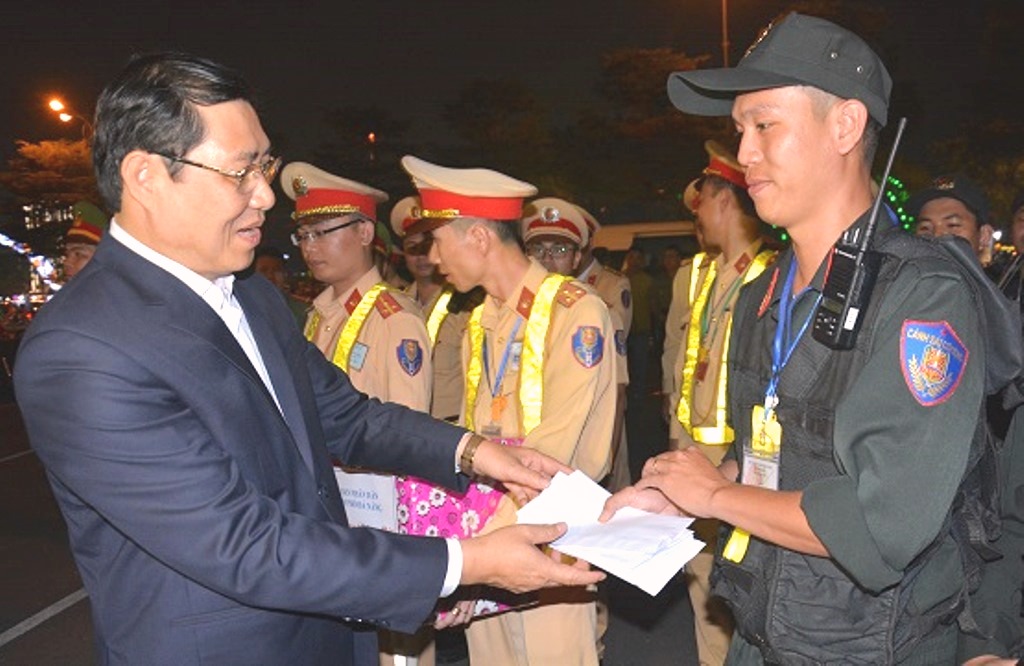 Đà Nẵng: Đêm Giao thừa, Chủ tịch thành phố thăm, chúc Tết các lực lượng sẵn sàng chiến đấu - Hình 3