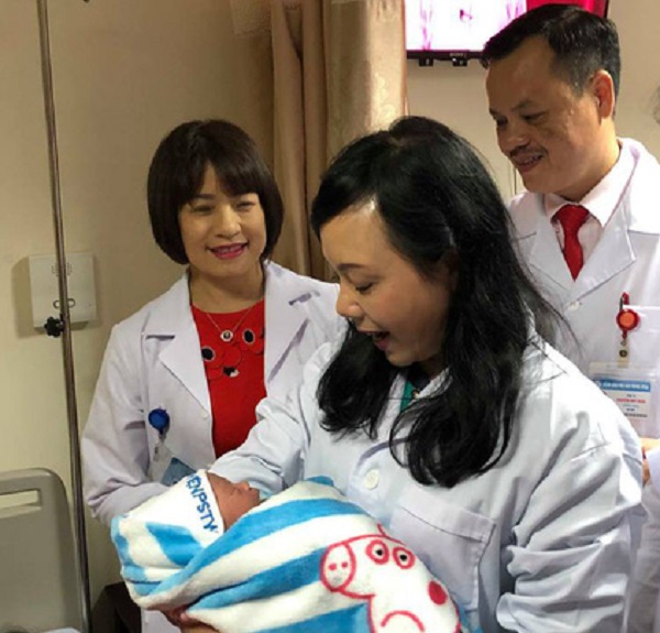 Bộ trưởng Bộ Y tế thăm hỏi động viên bệnh nhân đêm giao thừa