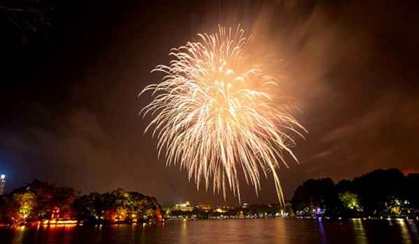 Pháo hoa rực sáng trên bầu trời Hồ Gươm đêm Giao thừa