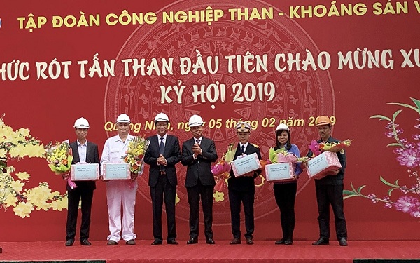 Mùng 1 Tết: TKV rót hơn 40.000 tấn than xuống tàu Việt Thuận Sky - Hình 1