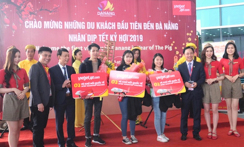 Đà Nẵng: Chuyến bay đầu tiên chở du khách Hàn Quốc đến "xông đất"được lì xì lấy hên